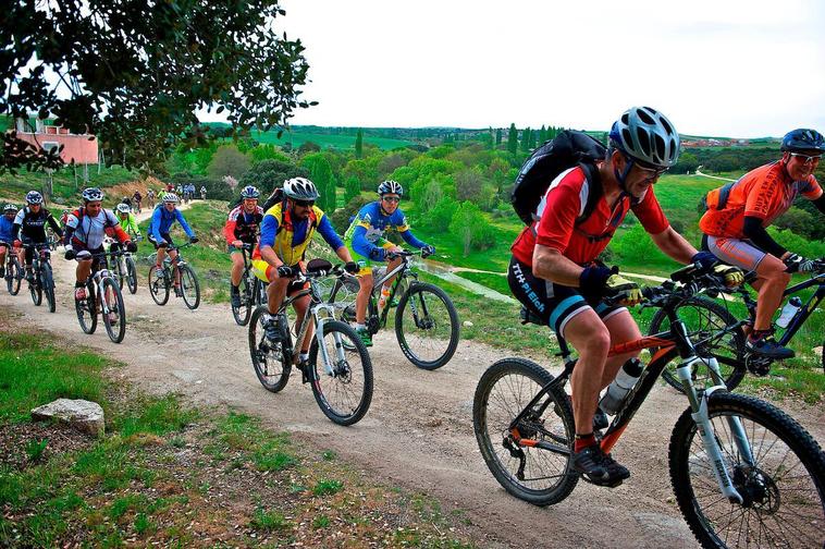 Un grupo de aficionados a la bici en una de las rutas por la comarca de Peñaranda.