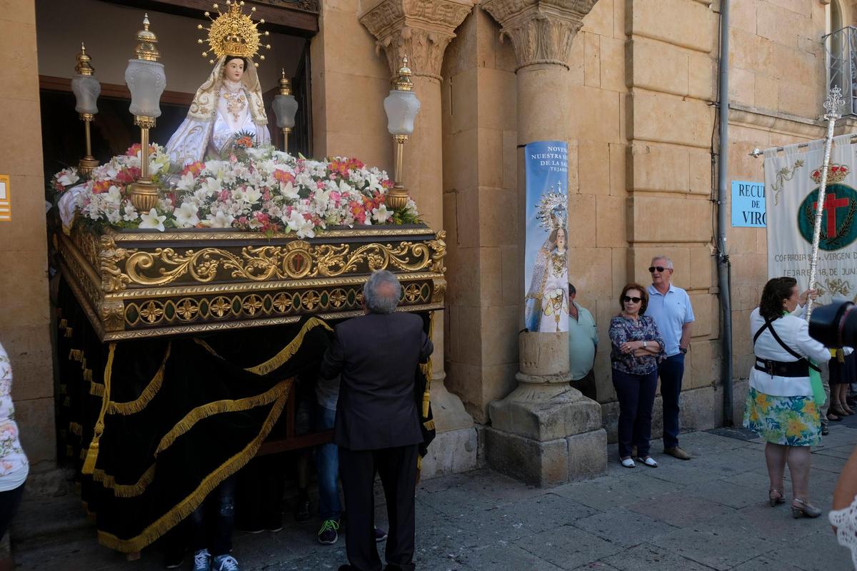 La Virgen de la Salud recorre las calles de Tejares. | CUESTA