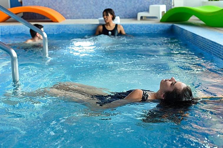 Una mujer disfruta de las aguas del balenario de Ledesma.