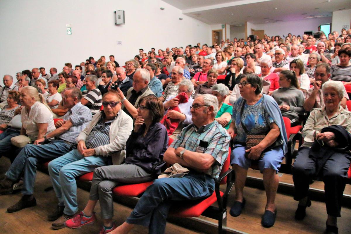 El auditorio se llenó para escuchar los cambios y recortes en el programa de fiestas de Corpus