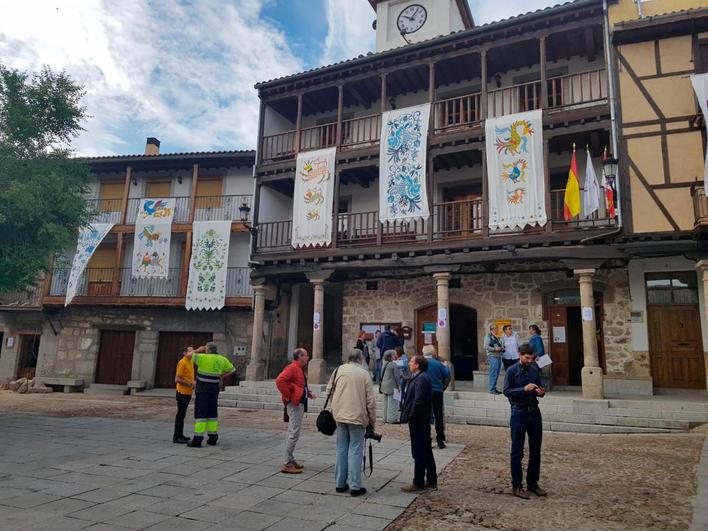 Bordados serranos en la Plaza Mayor de San Esteban de la Sierra.