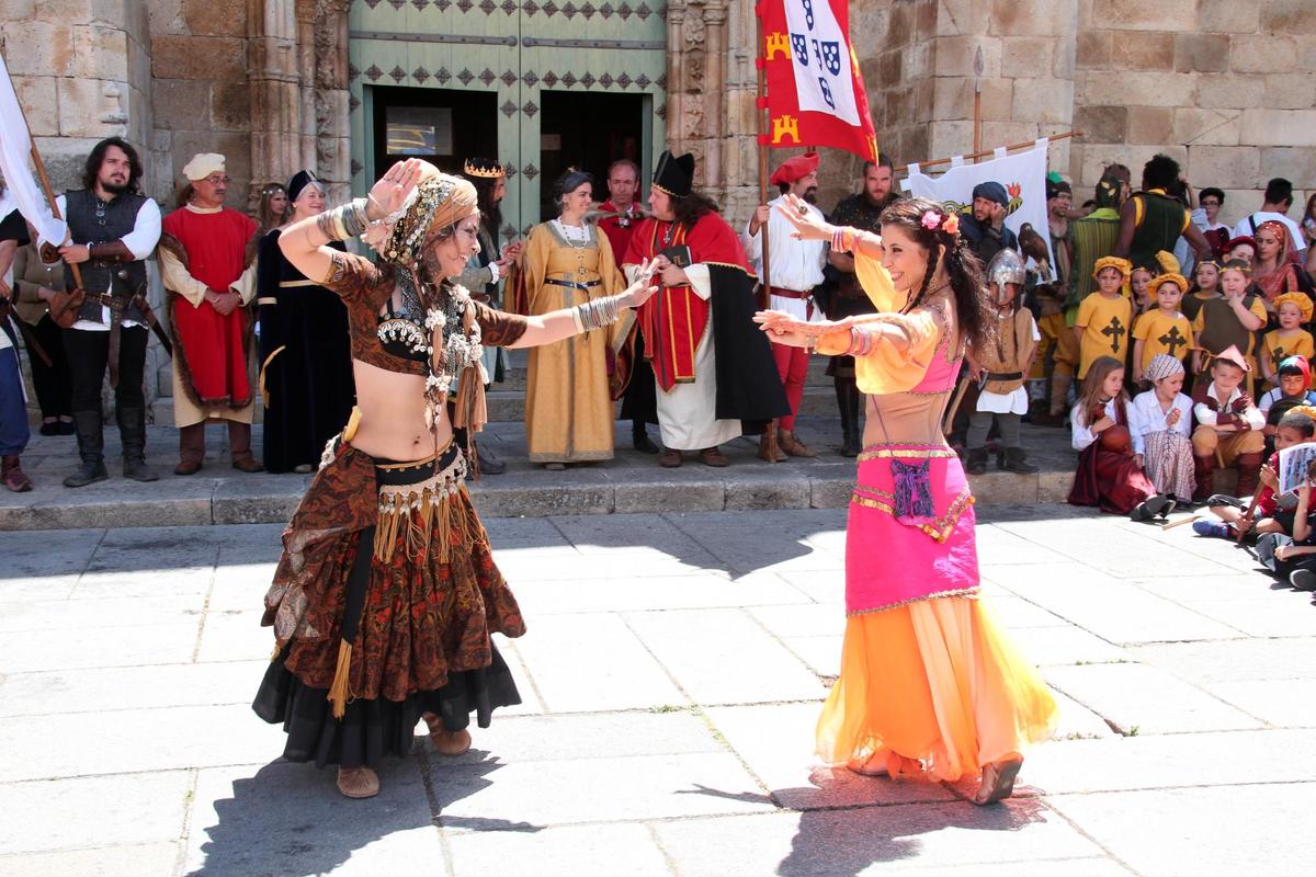 Las danzas orientales llamaron la atención del público asistente.