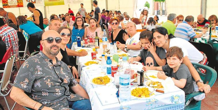 Vecinos de El Campo de Peñaranda disfrutan de la tradicional paella.