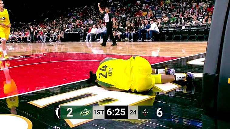 Loyd, tendida en la cancha tras sufrir la lesión.