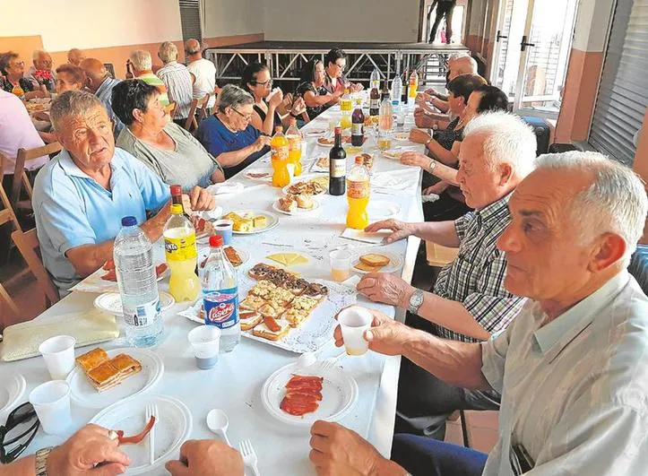 La merienda de hermandad para los veteranos de Larrodrigo abre el programa festivo de San Pedro