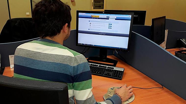 Las personas que trabajan frente al ordenador suelen sufrir problemas de espalda.