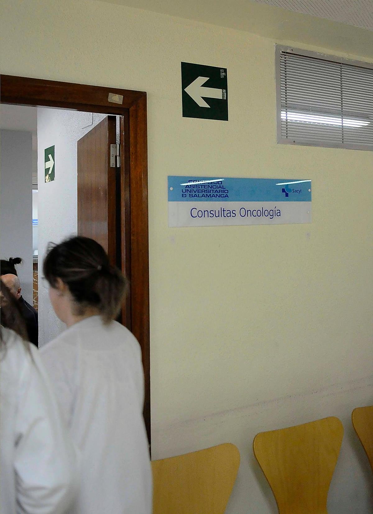 Acceso a una de las consultas de Oncología del Hospital.