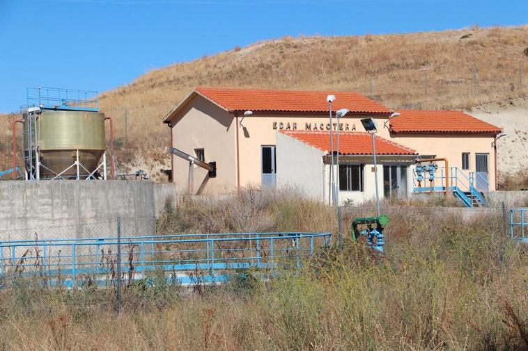 Instalaciones de la EDAR a las afueras del casco urbano de la villa macoterana