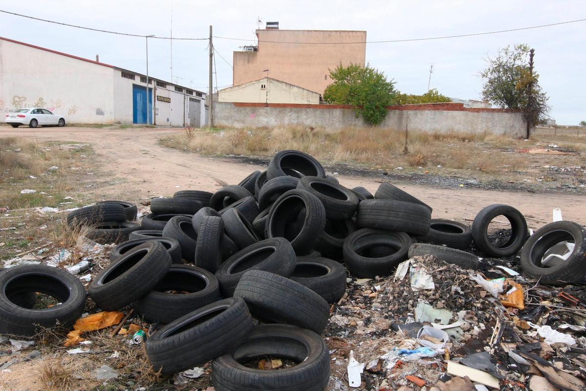 Imagen de ruedas acumuladas en la calle Sierra Quilama, donde fue interceptado el ‘pirómano’.