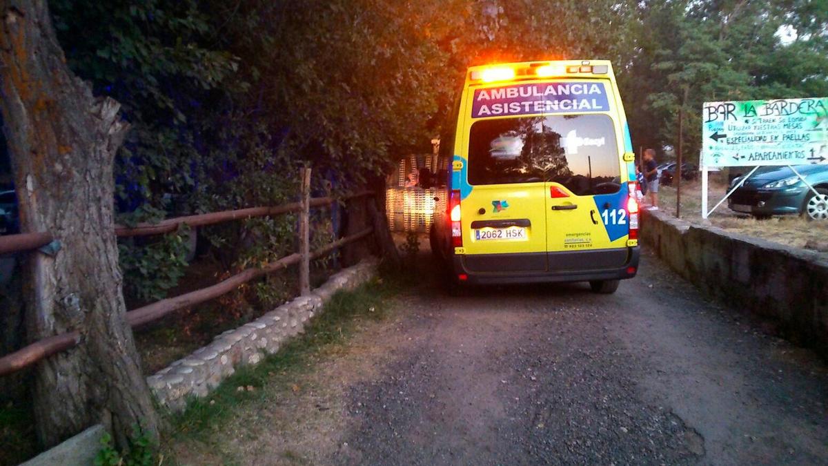 Una ambulancia del Sacyl trasladó al herido a Zamora