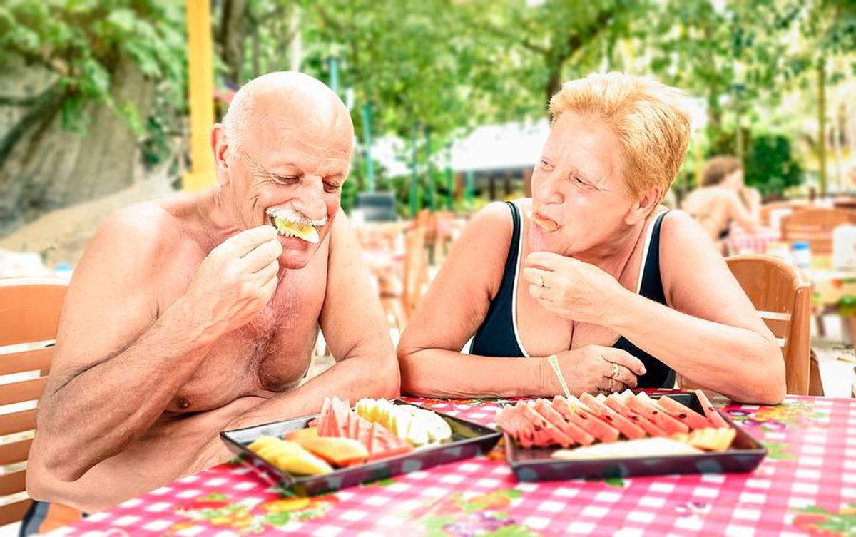 Dos jubilados comiendo sano.