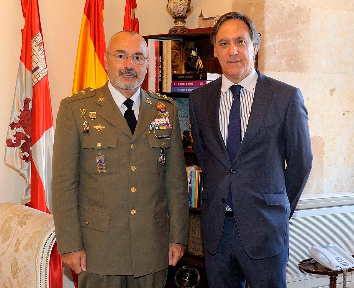 El coronel Félix Eugenio García Cortijo y el alcalde de Salamanca, Carlos García Carbayo.