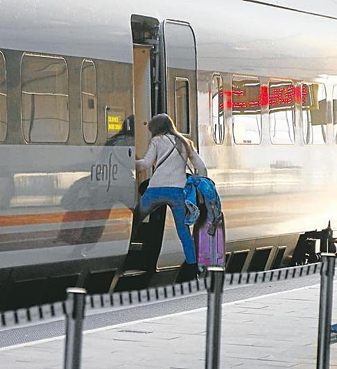 Una pasajera se sube a un Alvia desde Salamanca en imagen de archivo.