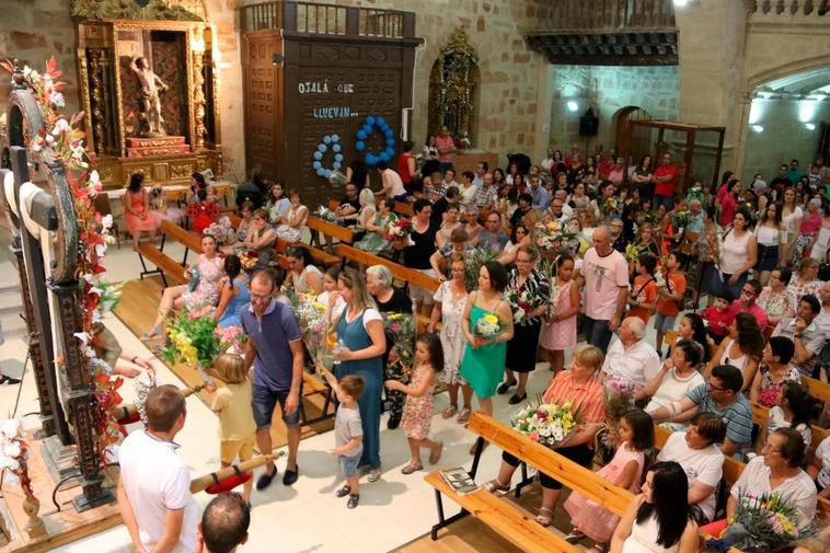 Cientos de personas acudieron a la ofrenda floral