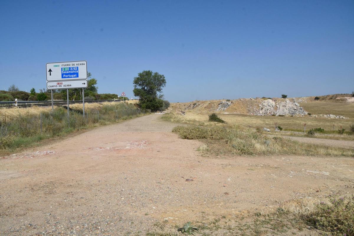 La escombrera de Ciudad Rodrigo, situada junto al acceso hacia Portugal de la Autovía de Castilla.