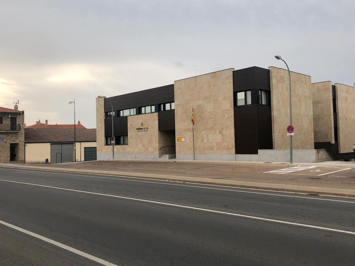 El cuartel de la Guardia Civil de Villares comparte instalaciones con el edificio consistorial junto a la travesía.