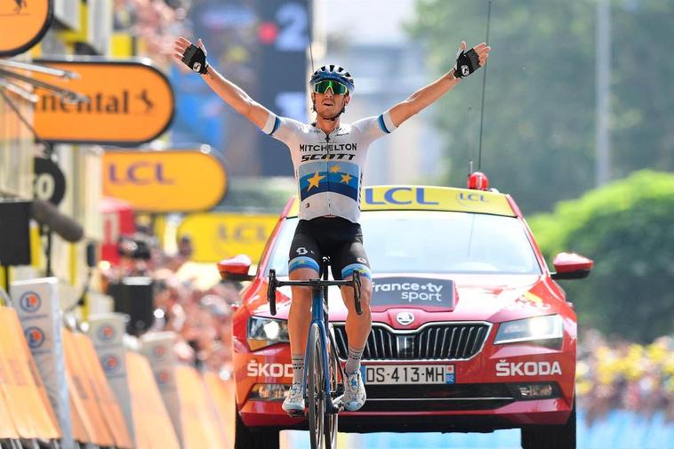 El ciclista Matteo Trentin celebrando su victoria en la decimoséptima etapa