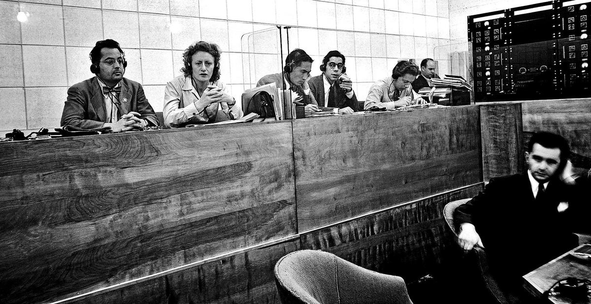 Mark Priceman, abajo a la derecha con auriculares, en 1946 durante las primeras pruebas de interpretación simultánea en Naciones Unidas.