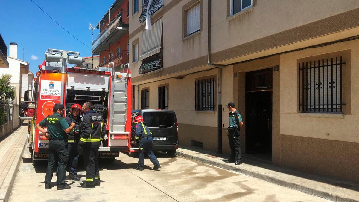 Los bomberos frente al edificio desalojado.