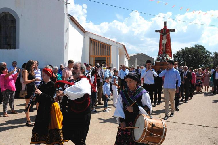 Vecinos con el Cristo a hombros en las pasadas fiestas de Dios Le Guarde