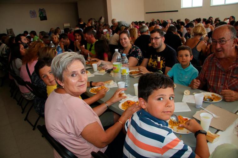 El multiusos acogió la tradicional comida de hermandad.