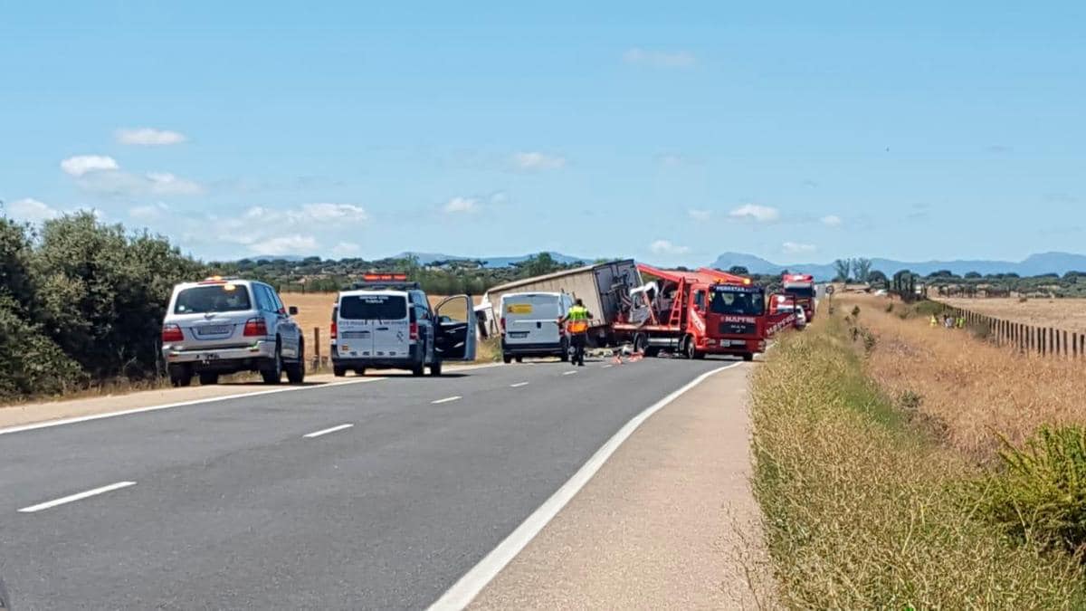 Fallece El Conductor De Una Furgoneta Tras Chocar Con Un Camión En ...