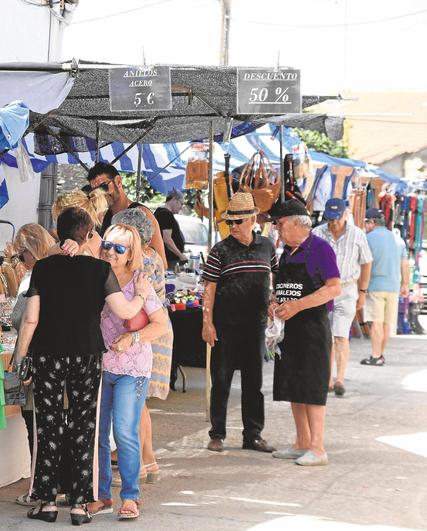 La gente visita los puestos de la Feria Agroalimentaria.