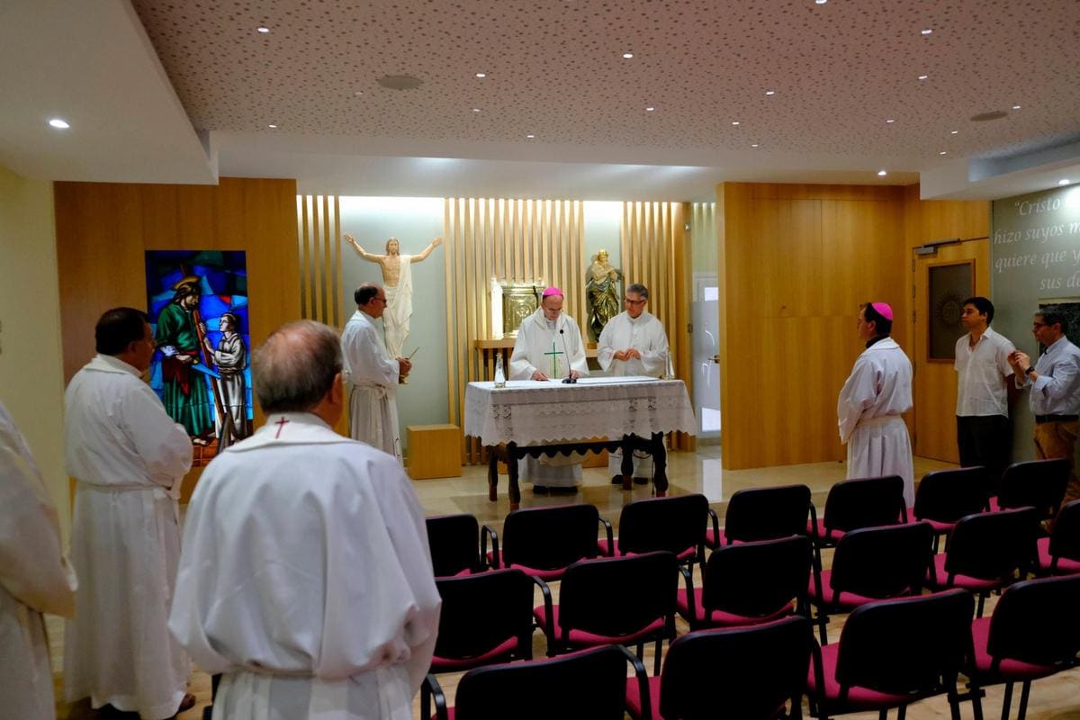 El obispo presidió la bendición de la nueva capilla.