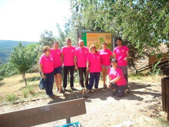 Diferentes generaciones de voluntarios se congregan para pasar un día de diversión en el Parque Natural Las Batuecas-Sierra de Francia