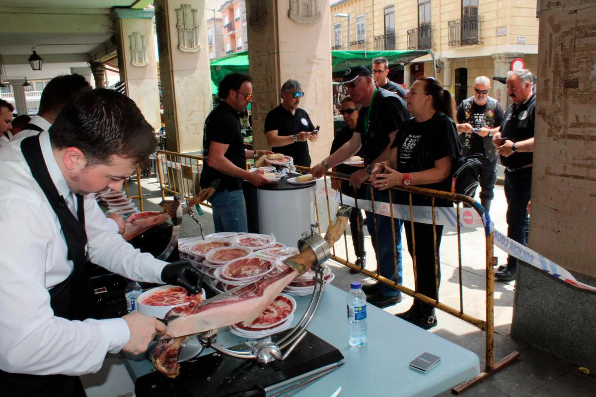 Unos moteros degustan jamón de Guijuelo, un producto destacado a nivel nacional