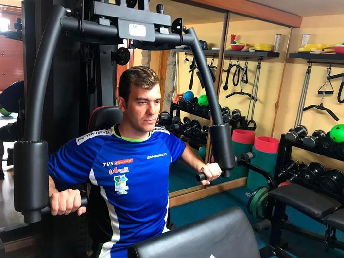 Lorenzo Santolino preparándose en el gimnasio.