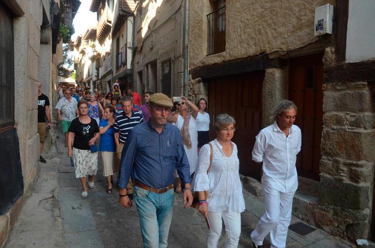 La alcaldesa y el pregonero, ambos de blanco, encabezaron el pasacalles.