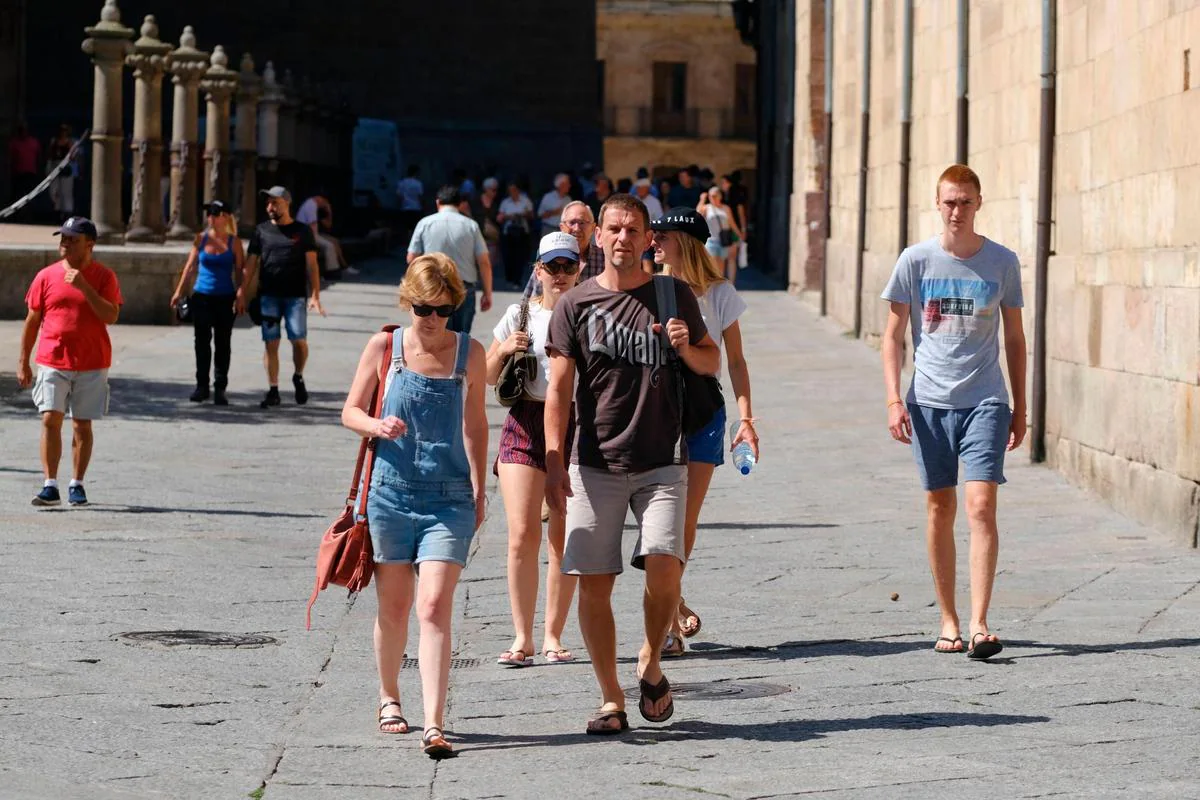 Turistas extranjeros paseando por el centro de la ciudad.