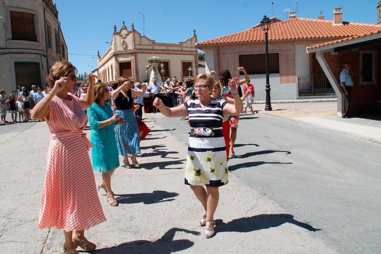 Animados bailes ante las Nieves en Palaciosrubios