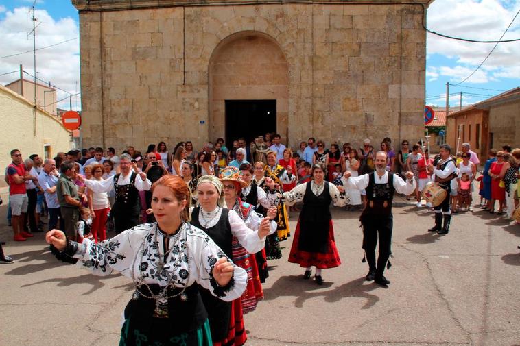 El Grupo San Marcos dedicó sus bailes al patrón y deleitó a los numerosos vecinos que participaron ayer en la procesión de Santo Domingo.