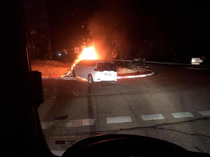 Espectacular accidente con un coche volcado y otro en llamas en Robliza de Cojos