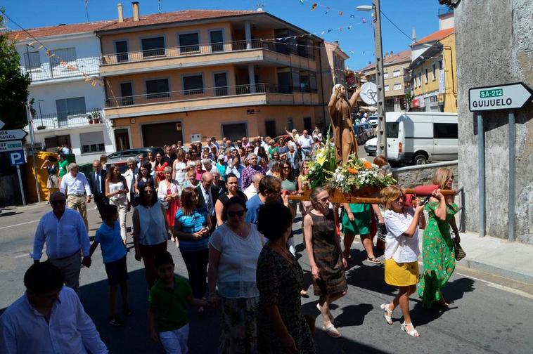 Momento de la procesión con la imagen de la Virgen de la Asunción.