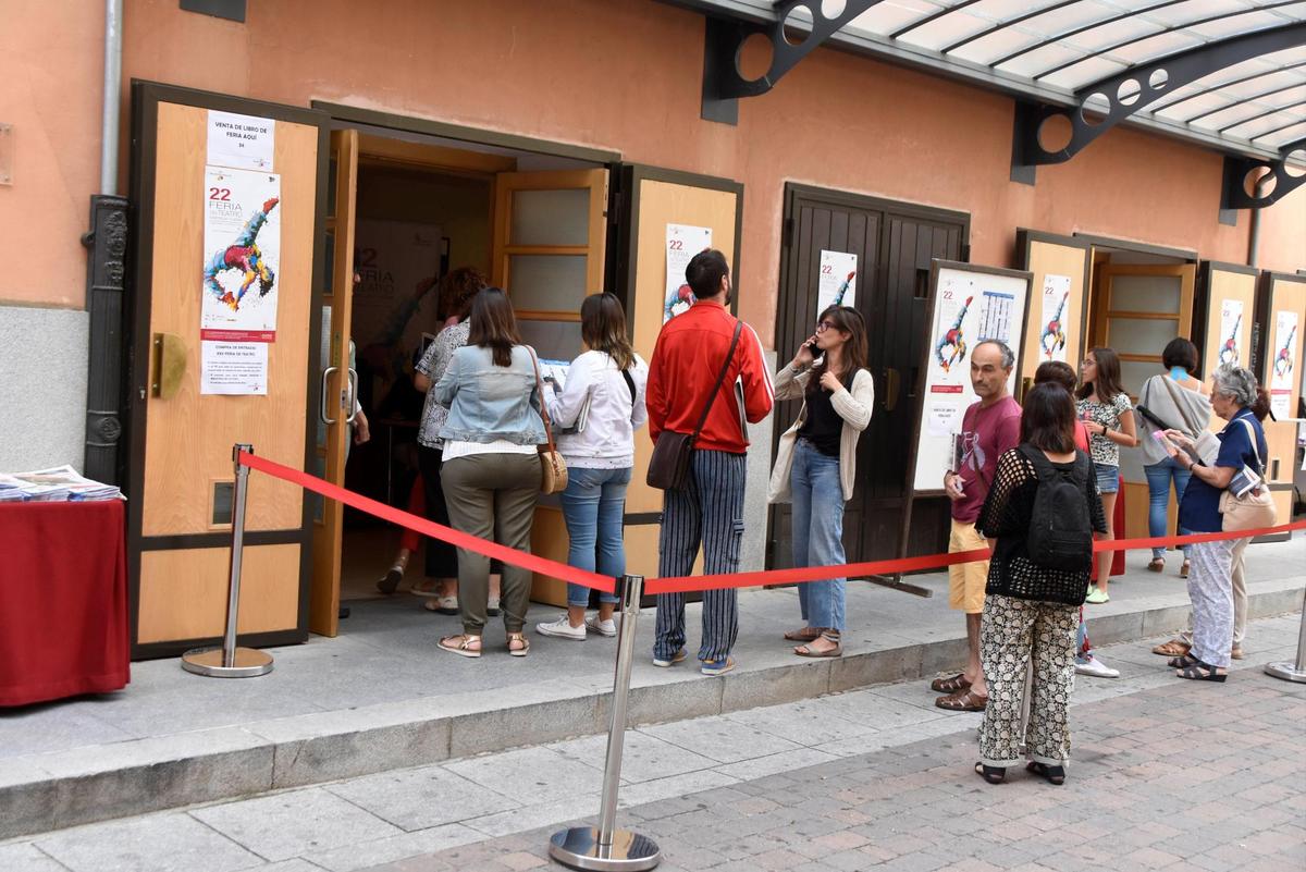 Las taquillas del Teatro Nuevo “Fernando Arrabal” de Ciudad Rodrigo durante la venta de entradas de este domingo.