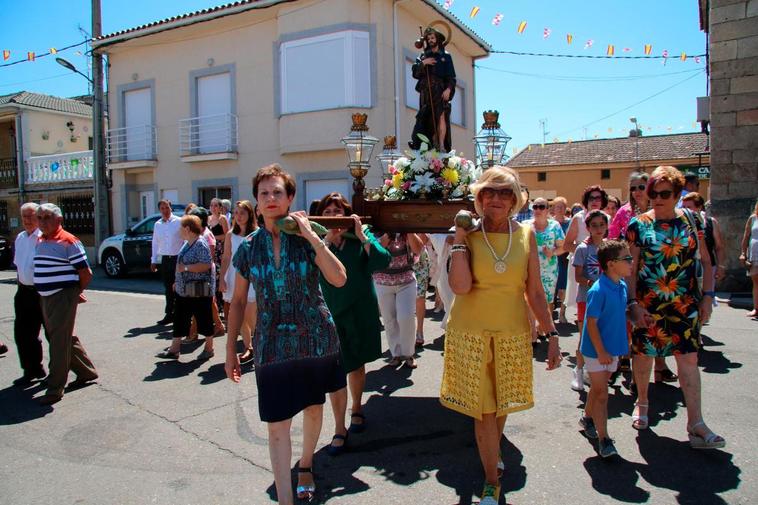 Las mujeres con la imagen de San Roque a hombros.