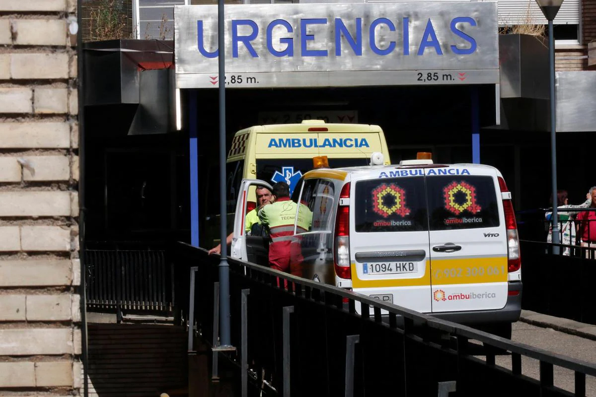 Dos ambulancias en el hospital Virgen de la Vega.