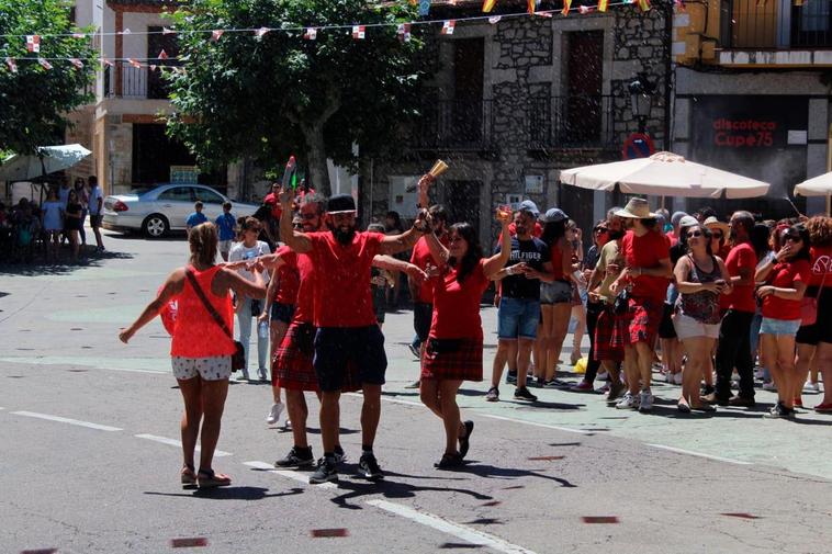 Las calles se llenan con la tradicional verbena del vermú en Linares de Riofrío