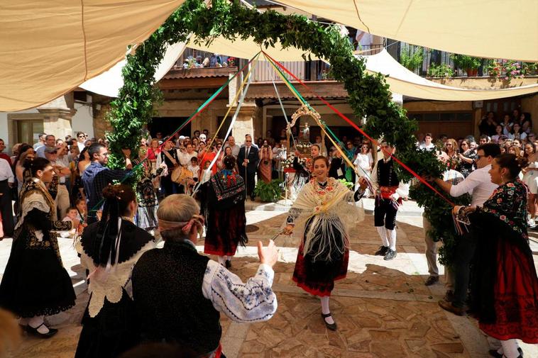 El “Baile del Ramo” fue realizado por los jóvenes de Sequeros en el ofertorio de ayer.