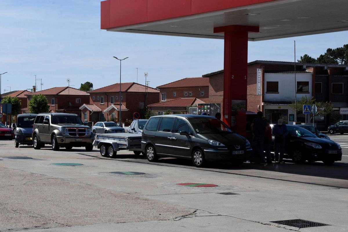 Vehículos esperando para repostar en una gasolinera de Fuentes de Oñoro.