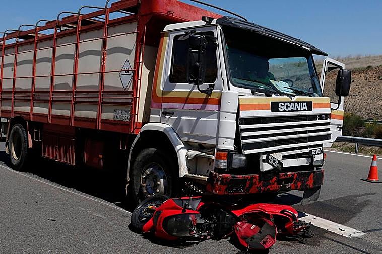 Accidente en mayo en la A-62 en Villamayor con un motorista herido grave tras un choque con un camión.
