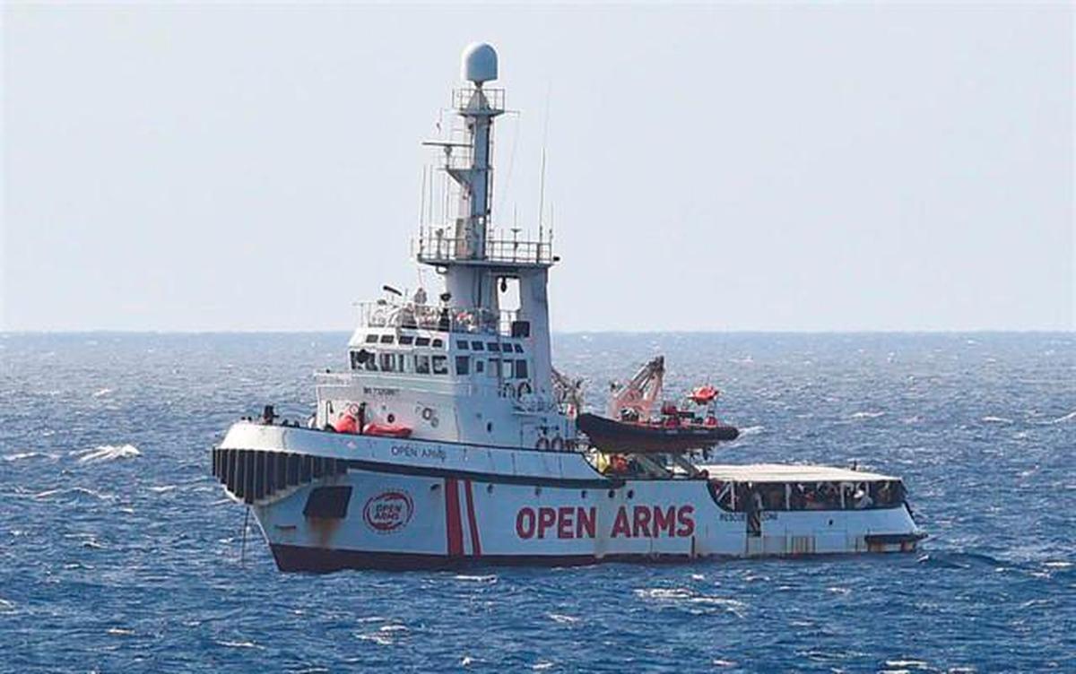 Barco de la ONG Open Arms frente a Lampedusa.