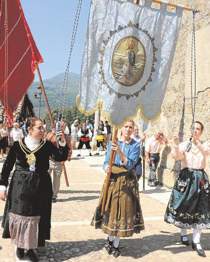 Vistosa procesión en honor a San Juan Bautista.