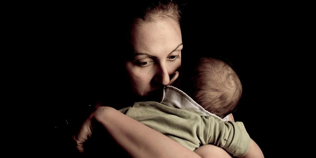 Una madre con su hijo.