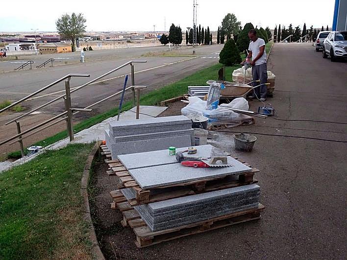 La Diputación mejora una de las escaleras de acceso al pabellón central.