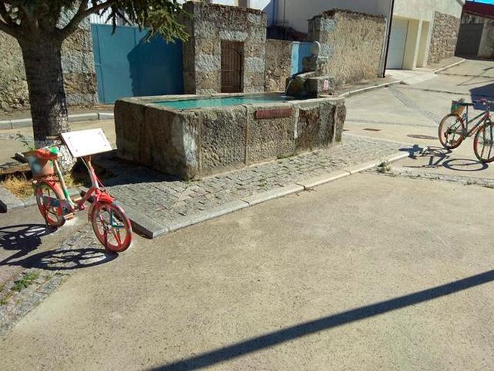 Bicicletas que decoran las calles de Fuentes de Béjar.