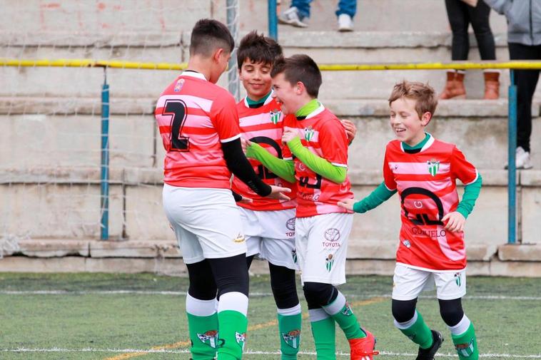 Canteranos del CD Guijuelo celebran un tanto el pasado curso en un choque de la base.